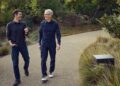 Tim Cook a John Ternus na konferenci Sun Valley