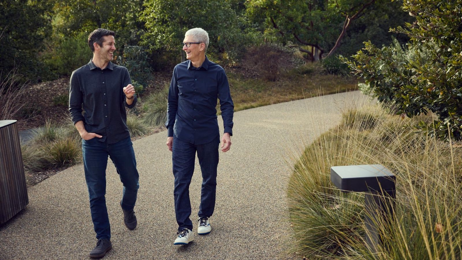 Tim Cook a John Ternus na konferenci Sun Valley