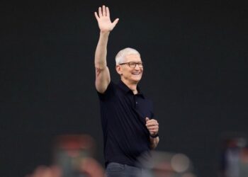 Tim Cook a Eddy Cue na konferenci Sun Valley