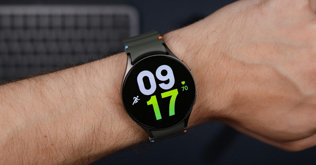 Apple Watch na zápěstí a úvaha o chytrém prstenu