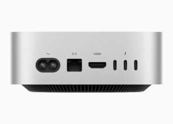 Mac mini vedle monitoru s vysokou obnovovací frekvencí