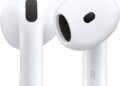 Apple AirPods 4 na bílém pozadí