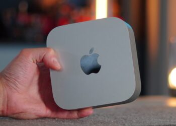 Mac mini na stole vedle monitoru