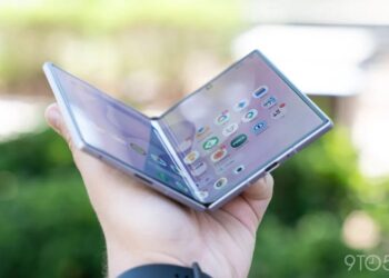Ohebný iPhone vedle skládacího Samsungu