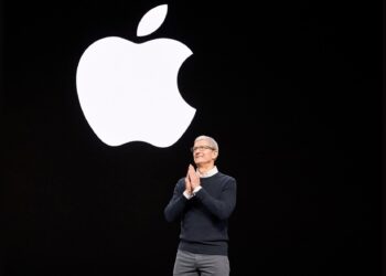 Tim Cook na pódiu při prezentaci Applu