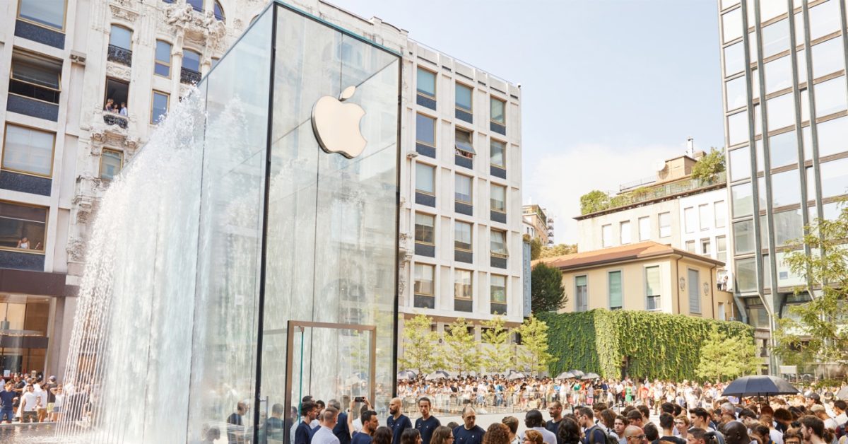 Billboard Apple v Miláně s iPhonem a malým dítětem