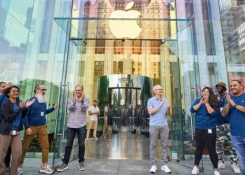 Skládací iPhone, MacBook a Apple TV s novými funkcemi