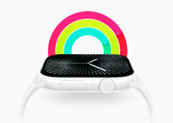 Apple Watch na zápěstí se zaměřením na fitness funkce