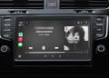 CarPlay v autě s ovládáním hudby a podcastů