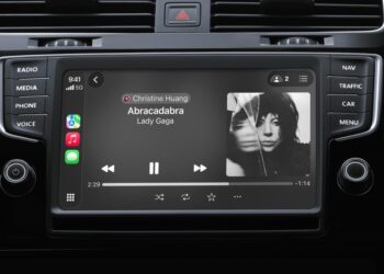 CarPlay v autě s ovládáním hudby a podcastů