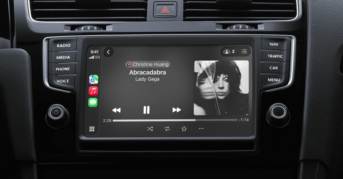 CarPlay v autě s ovládáním hudby a podcastů