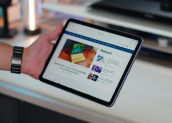 iPad na stole vedle klávesnice a stylusu