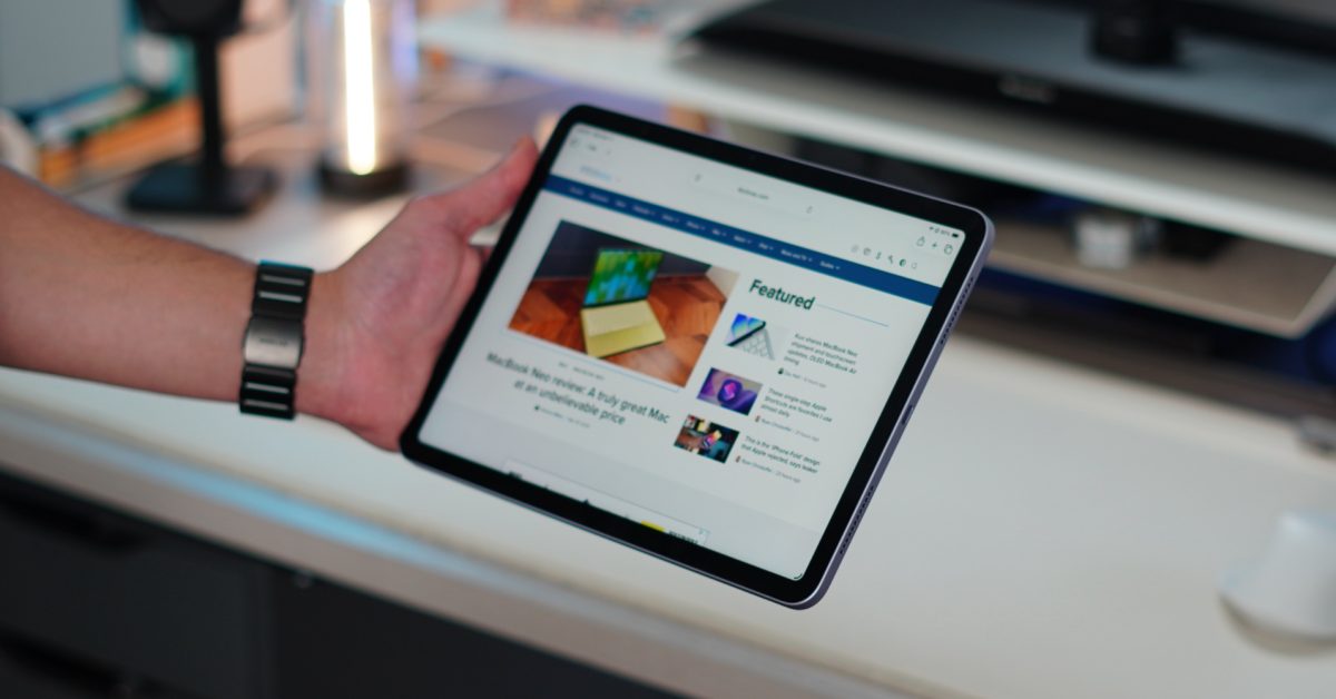 iPad na stole vedle klávesnice a stylusu