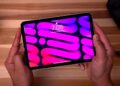 iPad mini s OLED displejem na stole