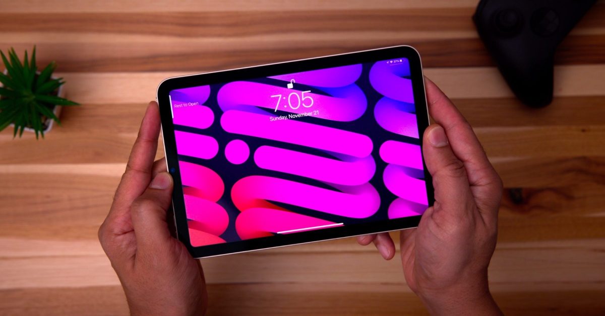 iPad mini s OLED displejem na stole