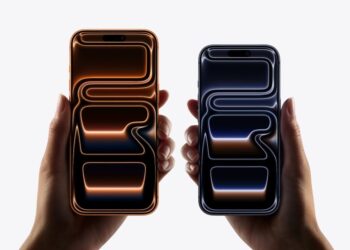 iPhone a další produkty Apple na stole