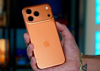iPhone 17 Pro po pádu z letadla leží v poli
