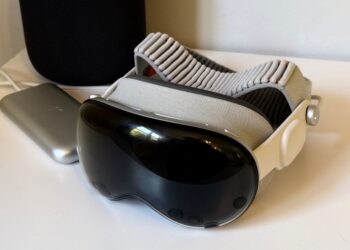 Apple Vision Pro používaný vleže při sledování videa