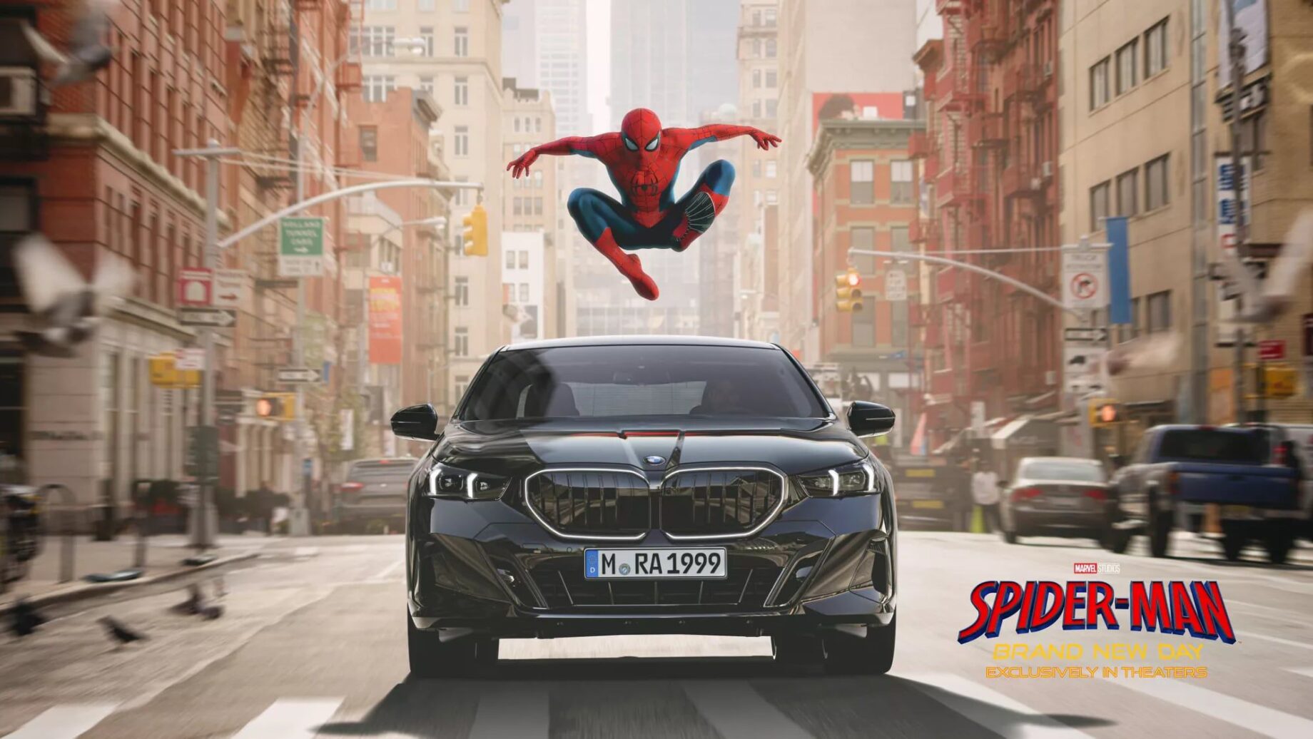 BMW palubní displej s reklamou na Spider-Mana