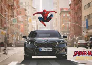 BMW palubní displej s reklamou na Spider-Mana