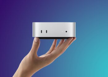 Mac mini 2026 vedle předchozí generace na stole