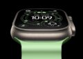 Apple Watch Ultra na displeji s důrazem na výdrž baterie