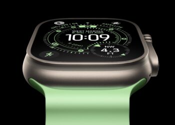 Apple Watch Ultra na displeji s důrazem na výdrž baterie