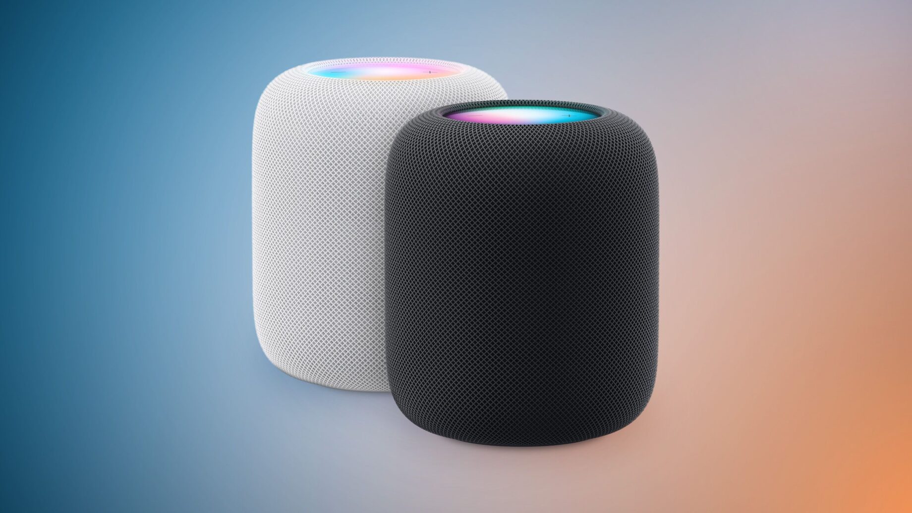 HomePod na stole vedle iPhonu s náznakem Siri AI