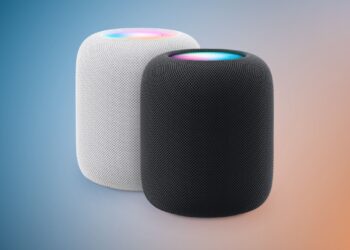 HomePod na stole vedle iPhonu s náznakem Siri AI