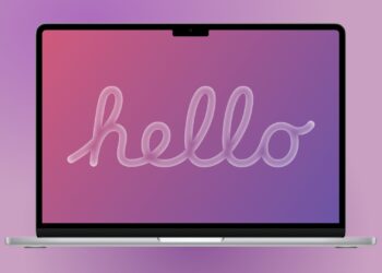MacBook s OLED displejem na stole