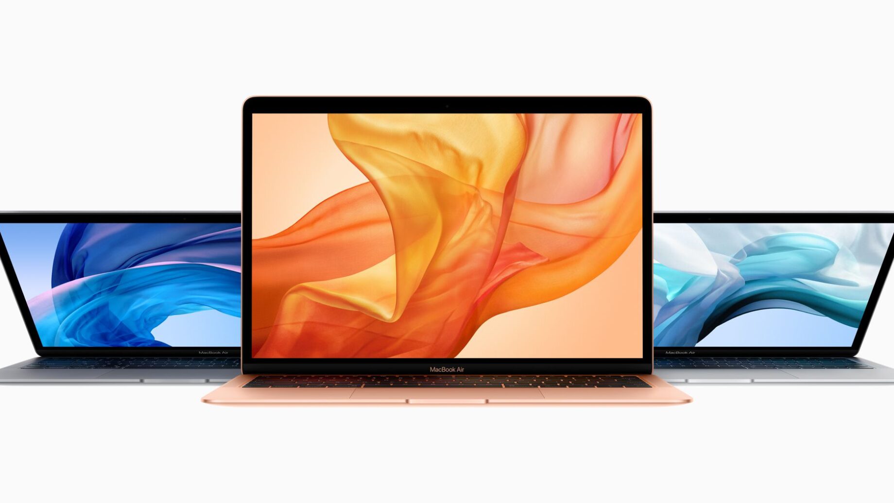Starší MacBook Air a MacBook Pro na stole