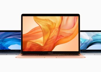 Starší MacBook Air a MacBook Pro na stole