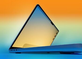 MacBook Pro s mini-LED displejem na stole