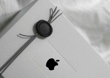 Koncept skládacího iPhonu a spekulace o názvu Ultra nebo Duo
