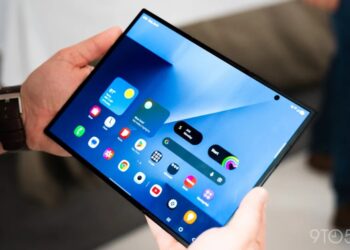 Skládací telefon Samsung vedle iPhonu Duo