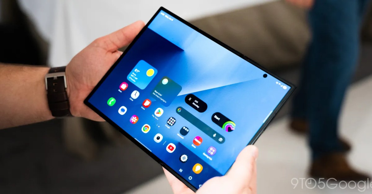 Skládací telefon Samsung vedle iPhonu Duo