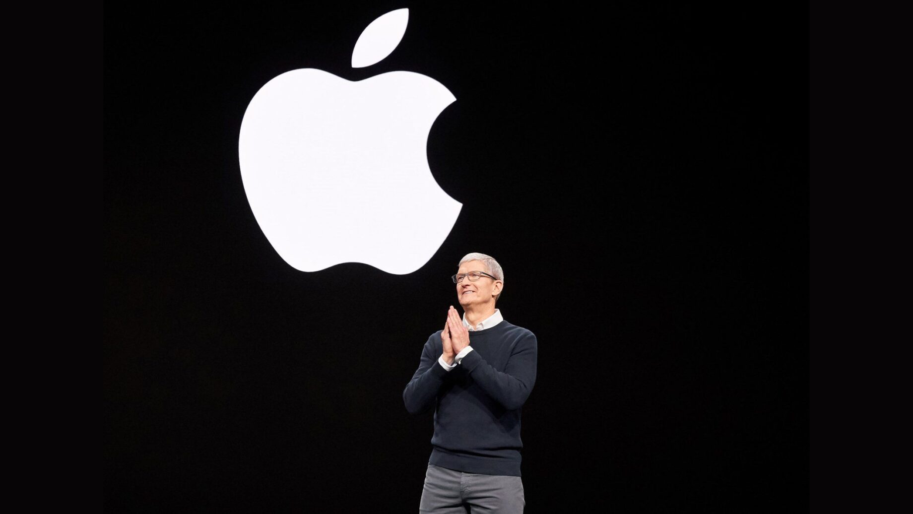 Tim Cook a John Ternus při prezentaci Applu