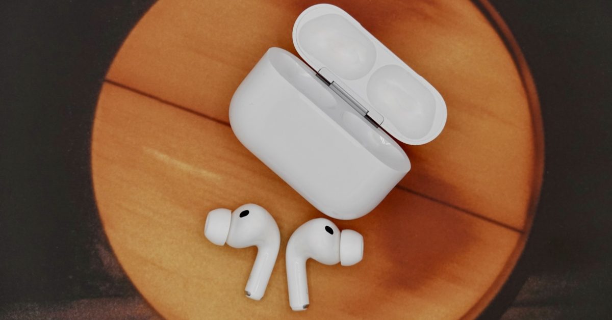 AirPods v bílé nabíjecí krabičce na stole