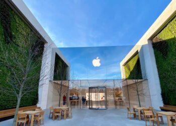 Interiér Apple Store s Genius Barem a zónou pro vyzvednutí objednávek