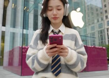 AI koncept iPhonu 18 Pro v tmavě třešňové barvě