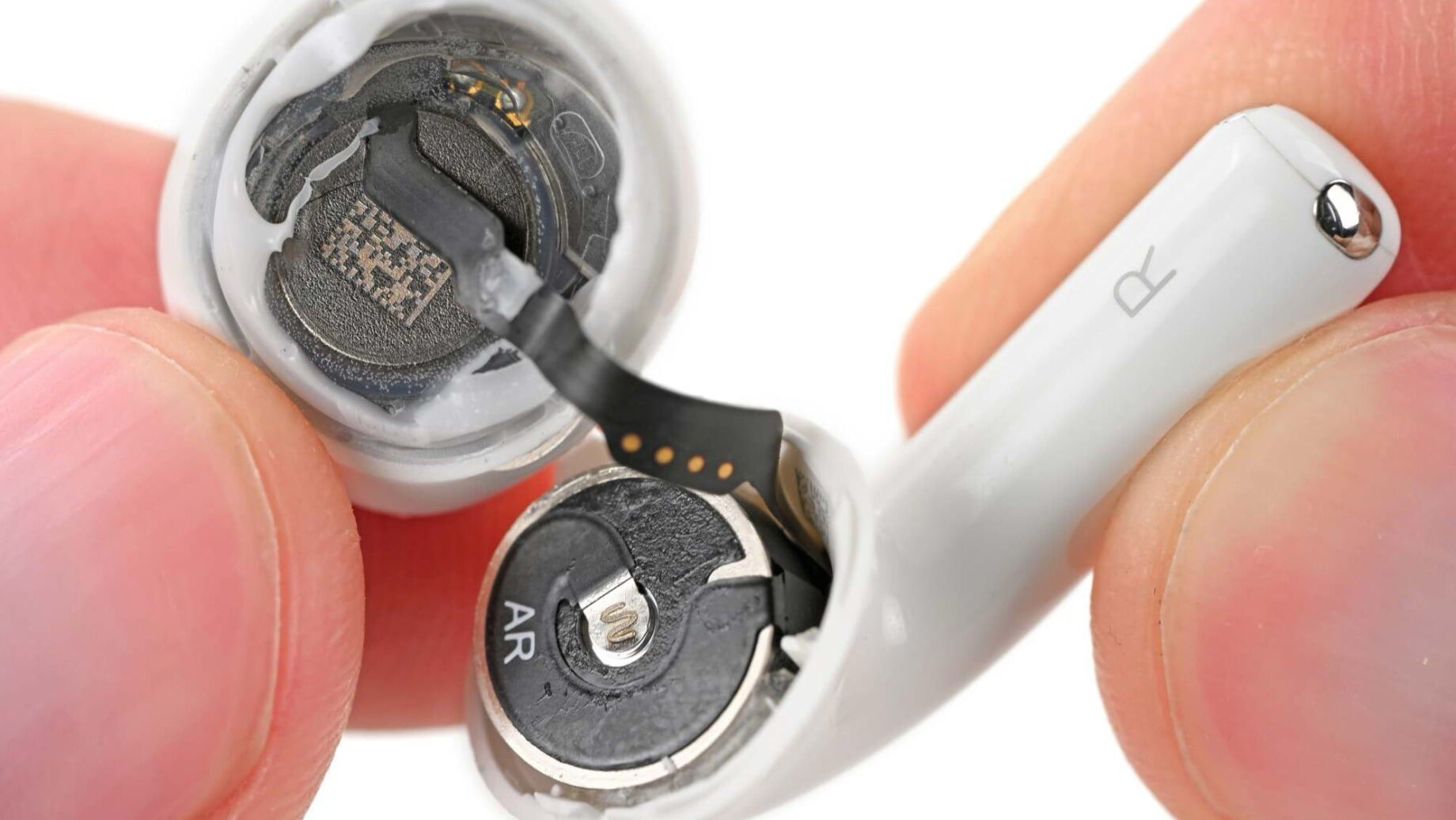 Rozebraná sluchátka AirPods 5 a jejich nabíjecí pouzdro