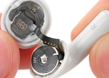 Rozebraná sluchátka AirPods 5 a jejich nabíjecí pouzdro