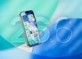 iPhone s obrazovkou iOS a upozorněním na konec downgradu