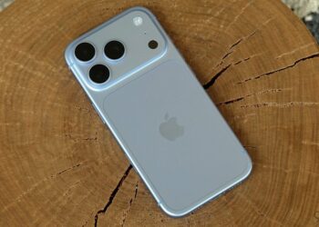 iPhone 18 Pro s upozorněním na aktualizaci iOS 27.0.1