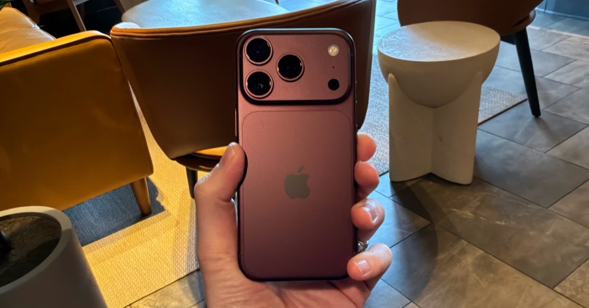 iPhone 18 Pro v bordó barvě vedle tenkého iPhonu Air