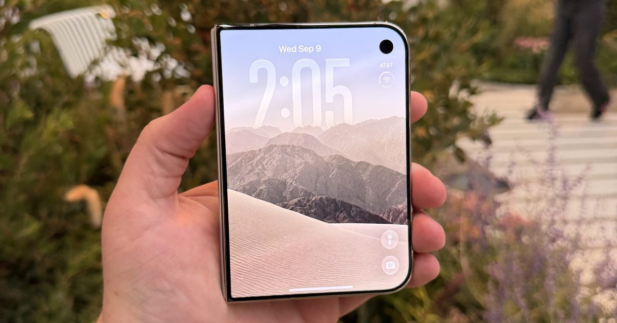 Skládací displej a logo Apple na jednom pozadí