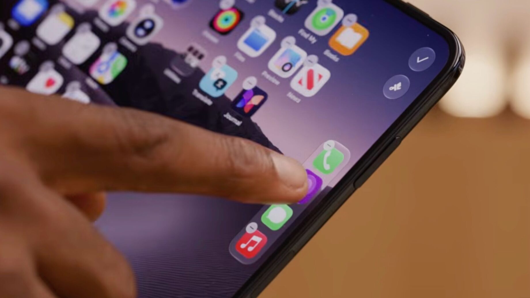 iPhone Duo se svislým Dockem na pravé straně obrazovky