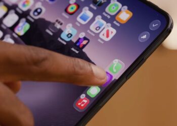 iPhone Duo se svislým Dockem na pravé straně obrazovky