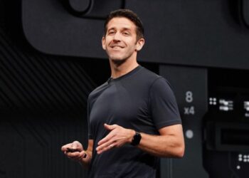 John Ternus naznačuje novou kameru pro iPhone 18 Pro