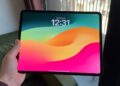 iPad s otevřenými okny v multitaskingu iPadOS